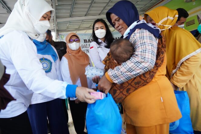 
Momen HUT Sumsel ke-76, Feby Deru  Salurkan Tali Asih Untuk Warga Sekitar TPA Keramasan