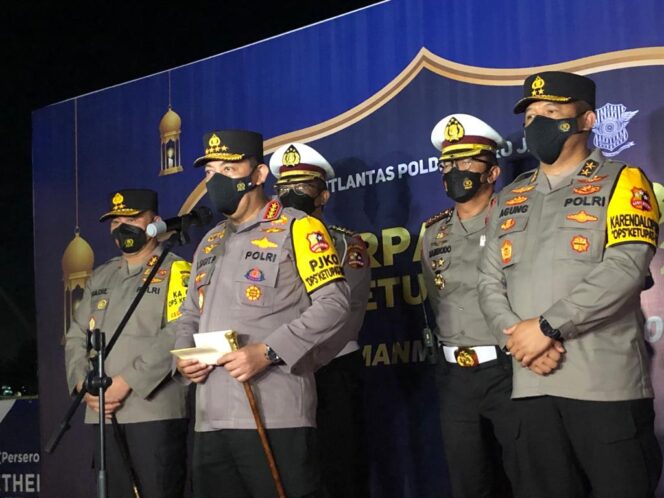 
Kapolri Pastikan One Way Arus Balik di Jalan Tol Berjalan Lancar