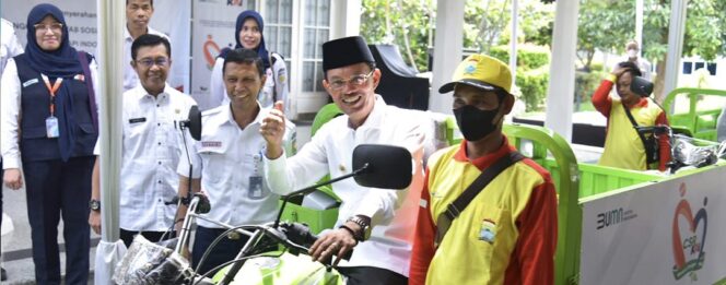 
Pemkot Palembang Terima Bantuan Motor Sampah dari PT KAI