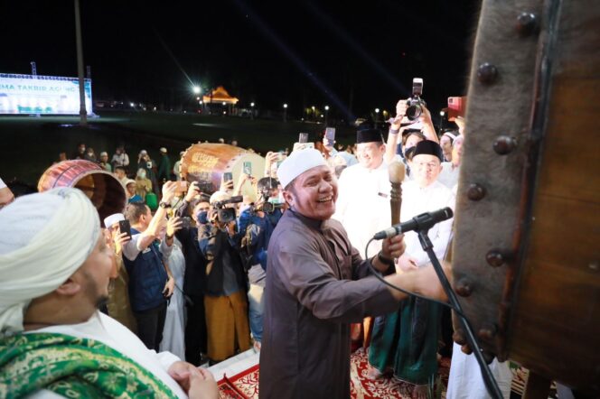 
Semarakkan Malam Idul Fitri, Herman Deru Gemakan Takbir di Griya Agung