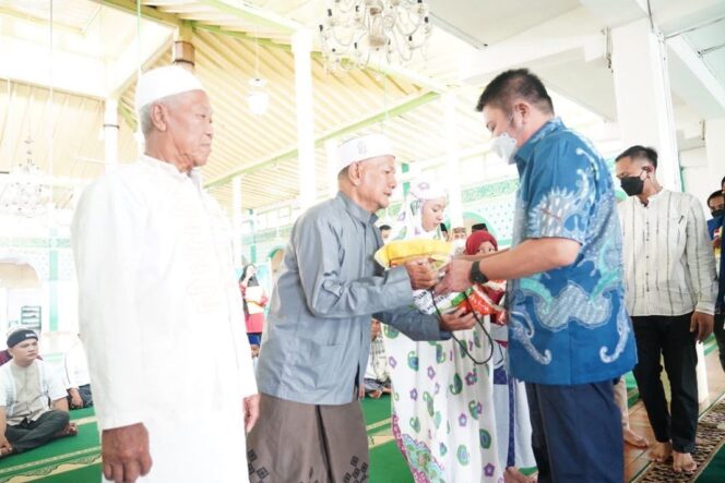 
Tutup Ramadhan 1443 Hijriah, Herman Deru Santuni Anak Yatim dan Kaum Dhuafa