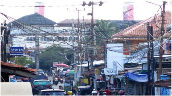 
Pemkot Palembang Imbau Pemilik Utilitas Rapikan Kabel dan Tiang