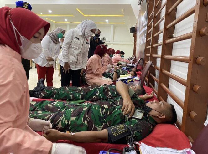 
					Fitrianti Apresiasi Antusias TNI Donorkan Darah