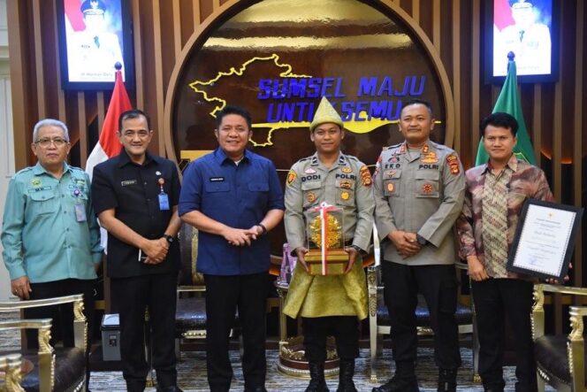 
					Terima Kalpataru Tingkat Nasional, AIPDA Dodi Dihadiahi Umroh Oleh Herman Deru
