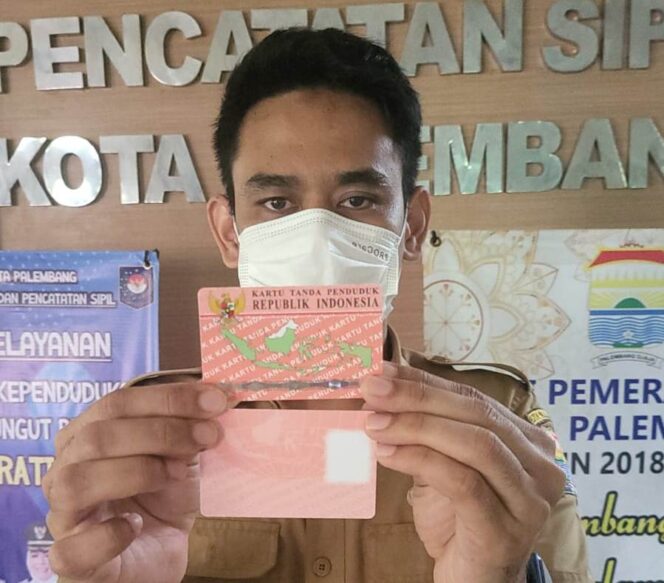 
					Disdukcapil Palembang Luncurkan E-KTP WNA, Beda Warna dan Bahasa