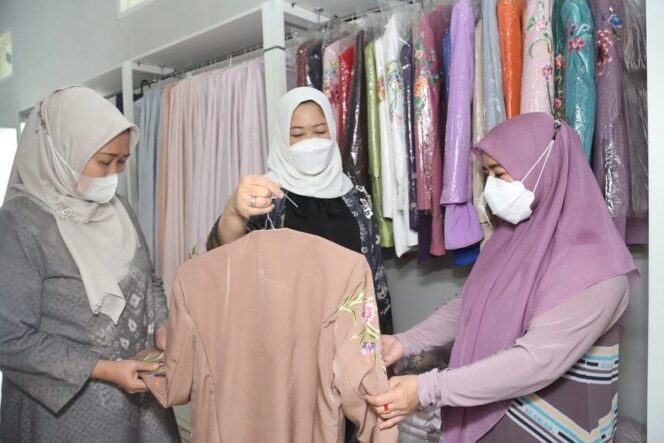 
					Feby Deru Jajaki Kerjasama Pelatihan Perajin Souvenir Dengan Dekranasda Jabar