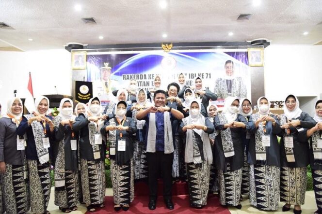 
					Herman Deru: Bidan Garda Terdepan Dalam Mencapai Taraf Kesehatan Ibu dan Anak