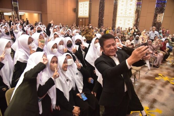 
					Herman Deru Tanamkan Jiwa Produktif Siswa-Siswi Lewat GSMP