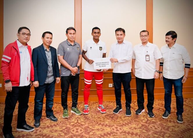 
					Presiden Jokowi Berikan Bonus Kepada Timnas Sepak Bola U-16