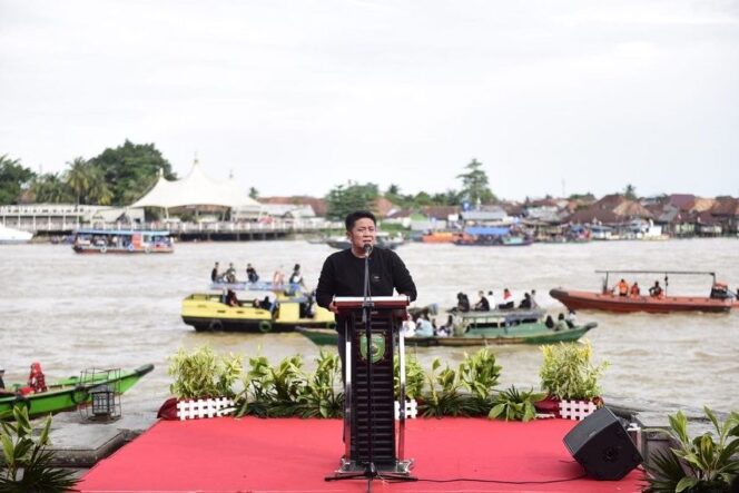 
					Lomba Perahu Bidar Tadisional dan Perahu Hias Memperebutakan Piala Gubernur Sedot Ribuan Penonton