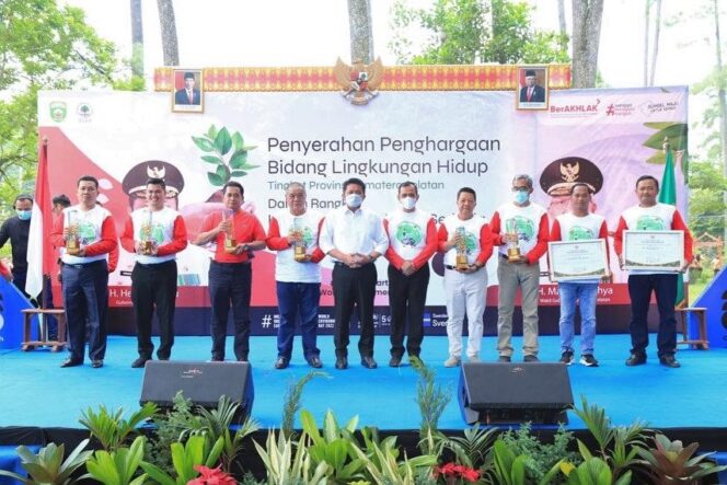 
					Komitmen Jaga Kelestarian Alam, Herman Deru Serahkan Penghargaan Bagi Para Pegiat Lingkungan