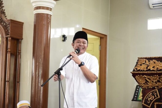 
Safari Jum’at di Masjid Istiqlal Sematang Borang, Herman Deru  Pantau Infrastruktur Pemukiman Warga