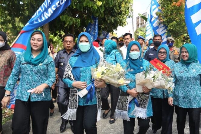 
					Feby Deru Road Show ke Kabupaten/kota Gencarkan Revitalisasi Dasawisma Sebagai Ketahanan Keluarga
