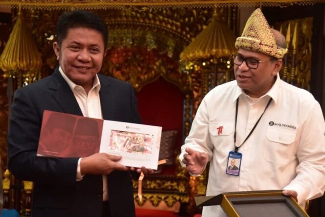 
					Herman Deru Orang Pertama di Sumsel Terima Album 7 Lembar Uang Rupiah Kertas Baru Tahun Emisi 2022 dari BI