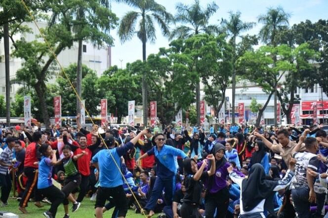 
					Herman Deru Semangati Ratusan Pelajar SMA Peserta Lomba Olahraga Tadisional