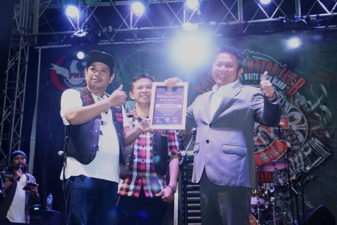 
					Hadiri Anniversary ke-20  SMOC, Herman Deru Sosialisasi Pembebasan  BBNKB Ke-II