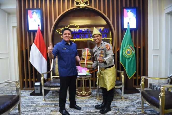 
					Terima Kalpataru Tingkat Nasional, AIPDA Dodi Dihadiahi Umroh Oleh Herman Deru