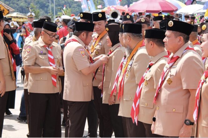 
Puncak HUT Pramuka di Danau Ranau, Fitrianti Dapat Penghargaan Darma Bakti