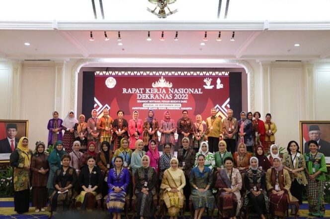 
					Hadiri Rakernas Dekranas, Feby Deru  Upayakan Angkat Wastra Tenun dan Batik Khas Sumsel