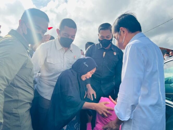 
Puluhan Tahun Tak Dikunjungi Presiden, Warga Tanimbar Antusias Sambut Jokowi