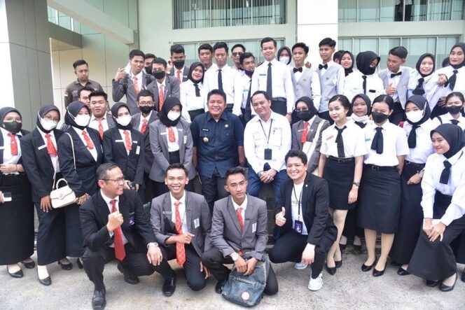 
Jadi Narsum Kuliah Umum di Poltekpar, Herman Deru: Kembangkan Pariwisata Dengan Ide Kreatif