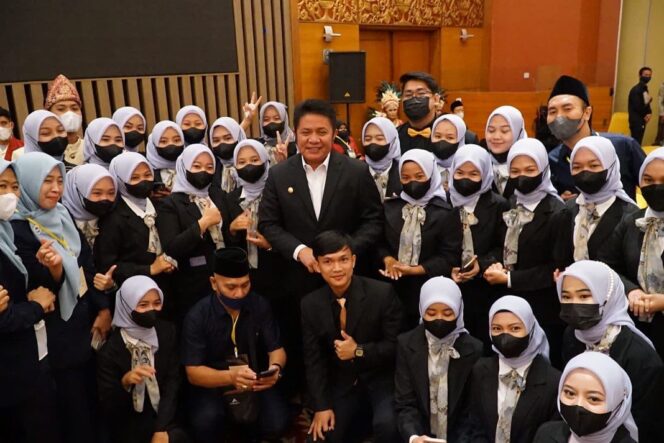 
Hadiri Wisuda STIKES Siti Khadijah Palembang, Herman Deru Minta Wisudawan Berikan Edukasi Kesehatan pada Masyarakat