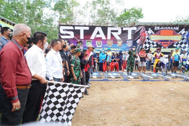 
Salurkan Bakat Pembalap Lokal, Herman Deru Buka Kejuaran Grasstrack di Muara Enim