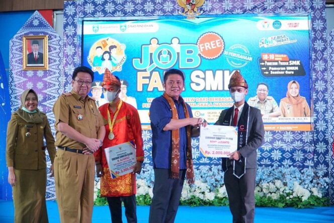 
					Herman Deru: Tambah Keahlian Para Siswa  SMK Cara Efektif Cetak Lulusan Siap Kerja