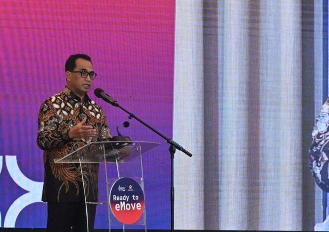
Menhub Dorong Instansi Pemerintah Jadi Role Model Penggunaan Kendaraan Listrik