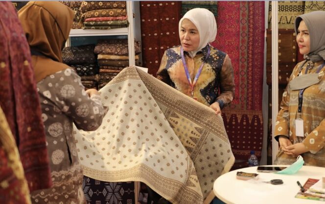 
					Fitrianti dan Selviana Promosikan Songket, Jumputan, dan Pempek Palembang di TEI 2022