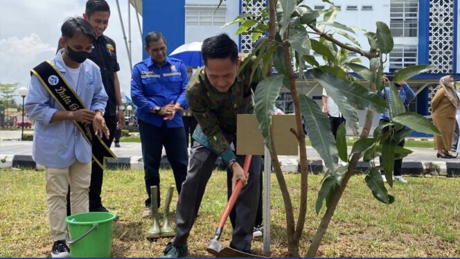 
Menko PMK RI dan Sekda Palembang Tanam Pohon di Kampus UIN Raden Fatah