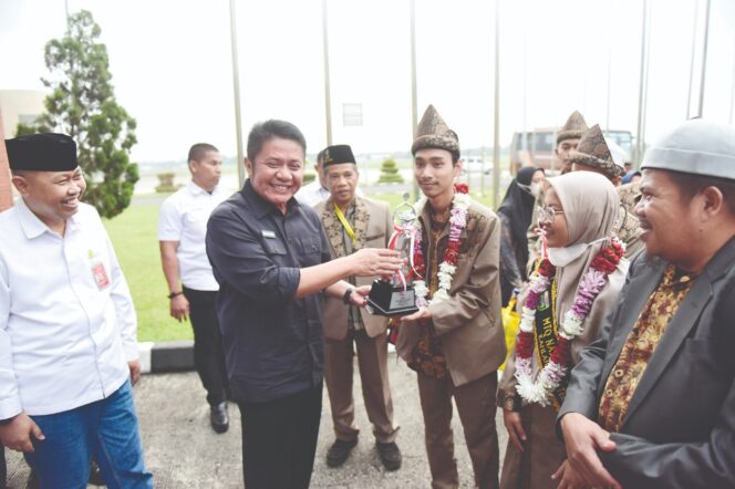 
Sukses Ukir Prestasi 8 Besar di MTQ Nasional 2022, Herman Deru: Sumsel Ulang Sejarah 16 Tahun Lalu