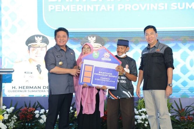 
					Herman Deru Bagikan Rumah Ke 45 KK Usai Direnovasi Dalam Program Pembugaran/Peremajaan Pemukiman Kumuh
