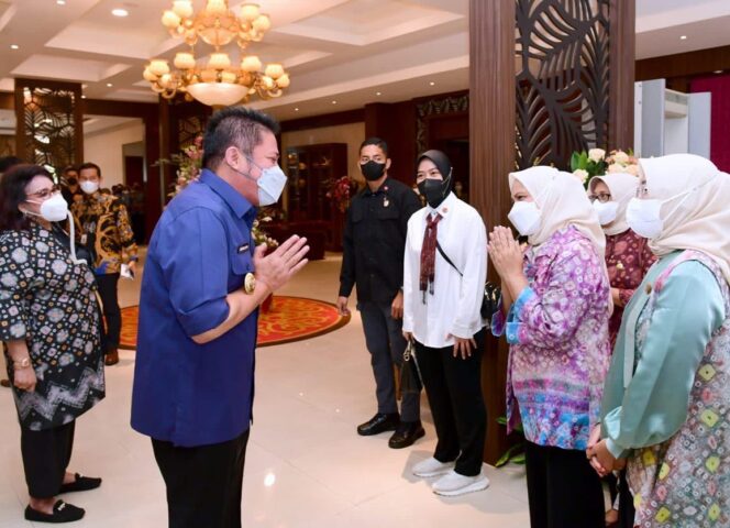 
Feby Deru Kenalkan Produk Kriya Sriwijaya Kepada Iriana Jokowi, Wury Ma’ruf Amin dan OASE KIM