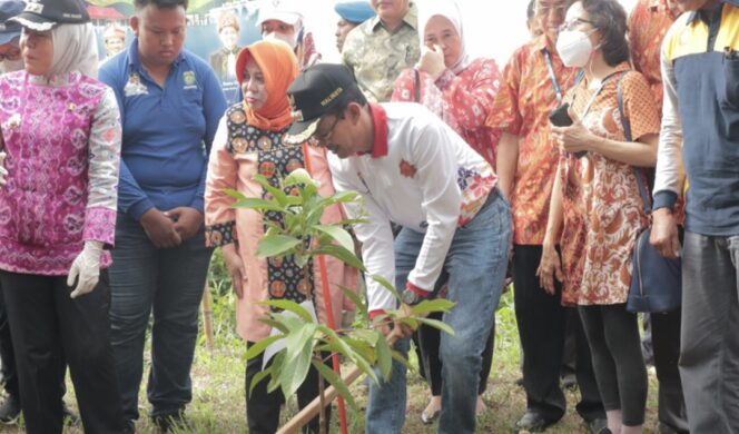 
Hari Terakhir Rakernas JKPI, Harnojoyo Ajak Delegasi Tebar Benih, Tanam Pohon, Keliling Sungai Musi