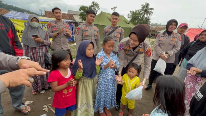 
Hilangkan Kesedihan Kepada Korban Gempa, Polri Gelar Trauma Healing