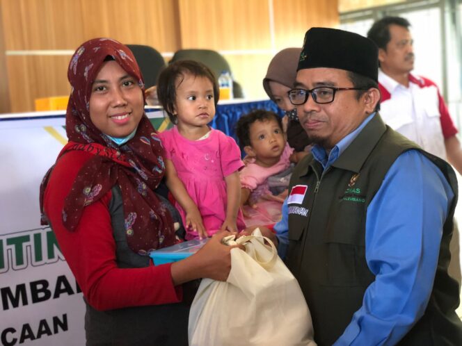 
					Tirta Musi-Baznas Salurkan Paket Bantuan Stunting di Seberang Ulu Dua