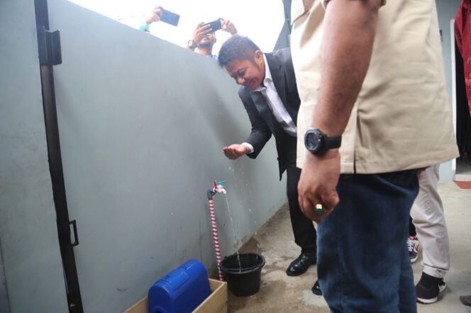 
Antusias Warga Perumahan Arizona Sambut Kehadiran Herman Deru Alirkan Air PDAM Perdana