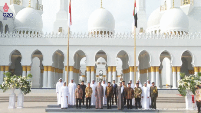 
					Presiden Jokowi dan Presiden MBZ Resmikan Masjid Raya Sheikh Zayed Solo