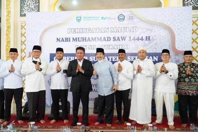 
Herman Deru Bagikan 1200 Kartu BPJS Ketenagakerjaan Untuk Ustadz/Ustadzah