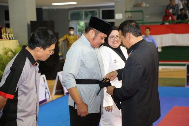 
Ketum PB TI Pusat Anugerahi Herman Deru Sabuk Kehormatan DAN 4 Taekwondo