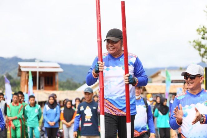 
Lestarikan Kearifan Lokal, Herman Deru Buka Lomba Permainan Rekreasi Pelajar SMA se-OKU Selatan 