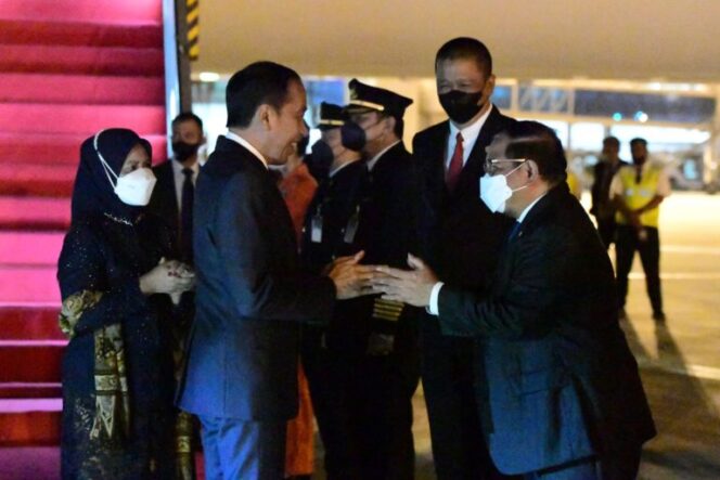 
Usai Lawatan ke Brussels, Presiden Jokowi dan Ibu Iriana Tiba di Tanah Air