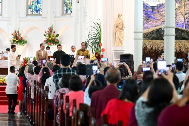 
Kunjungi Gereja di Sekitar Kota Bogor, Presiden Ucapkan Selamat Natal bagi Umat Kristiani