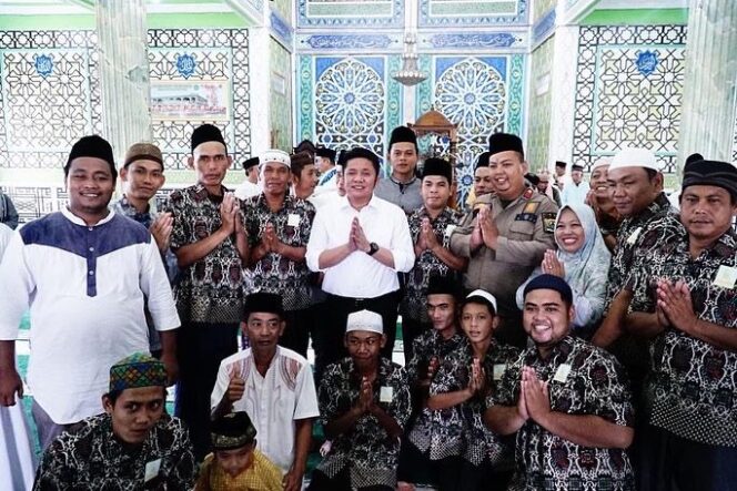 
Antusias Jemaah Sambut Kehadiran Herman Deru Safari Jumat di Masjid Jami’ Babussalam Gelumbang