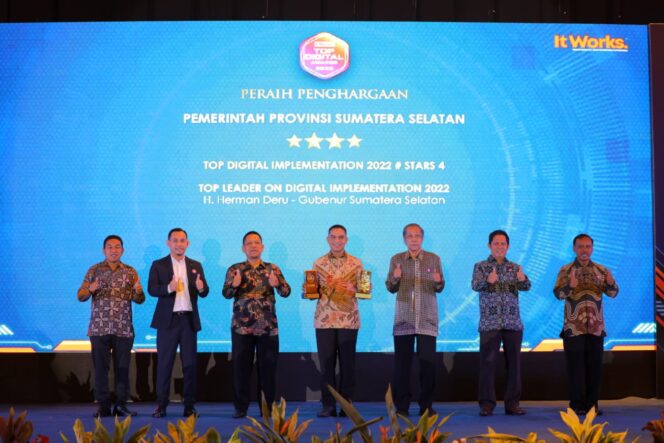 
Herman Deru Terima Penghargaan TOP Leader on Digital Implementation 2022