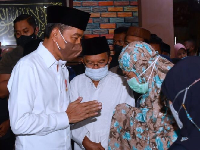 
Presiden Jokowi Takziah ke Rumah Duka Almarhum Ferry Mursyidan Baldan