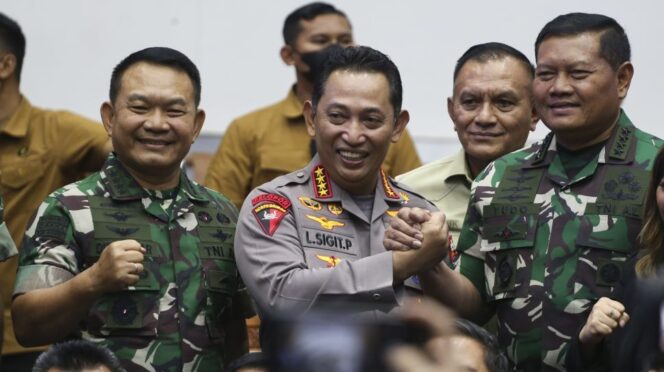 
					Kapolri Dampingi Kasal Untuk Uji Fit and Proper Test