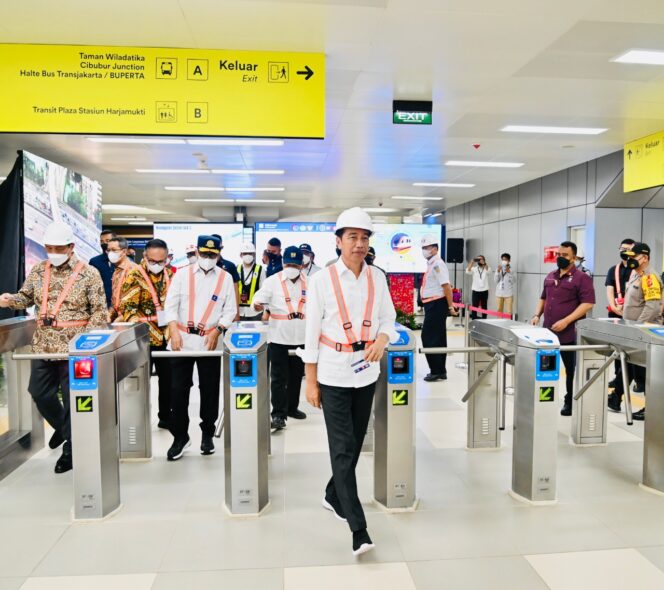 
Presiden Jokowi Meninjau Perkembangan Pembangunan LRT