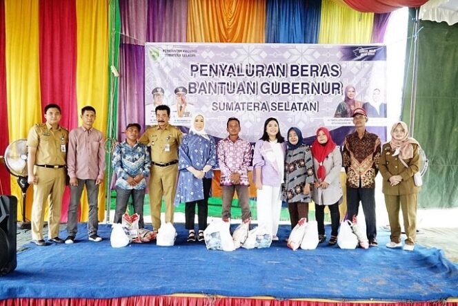 
Ketua TP PKK Sumsel Salurkan Bantuan Sembako Untuk 700 KK Nelayan yang  Terdampak Penyesuaian Harga BBM